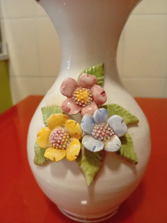 Jarrón de cerámica con flores, 19 cm altura