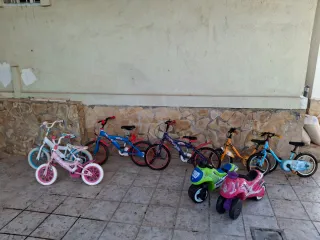 Lote de bicicletas y motos infantiles