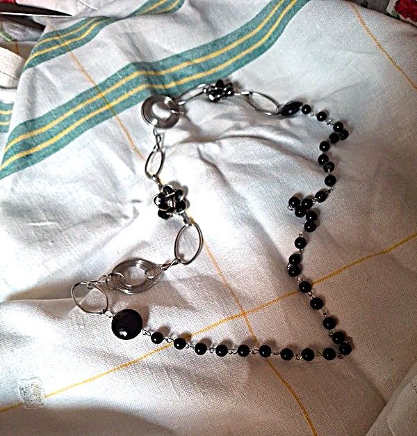 Collana fantasia metallo con perle nere