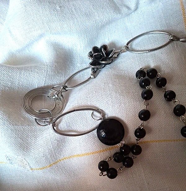 Collana fantasia metallo con perle nere