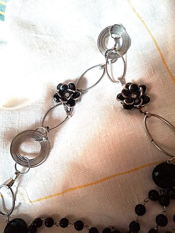 Collana fantasia metallo con perle nere