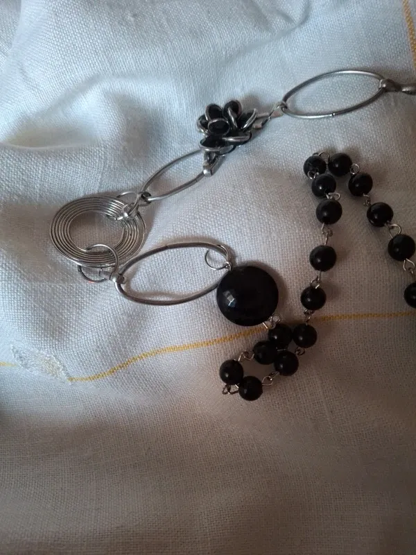 Collana fantasia metallo con perle nere