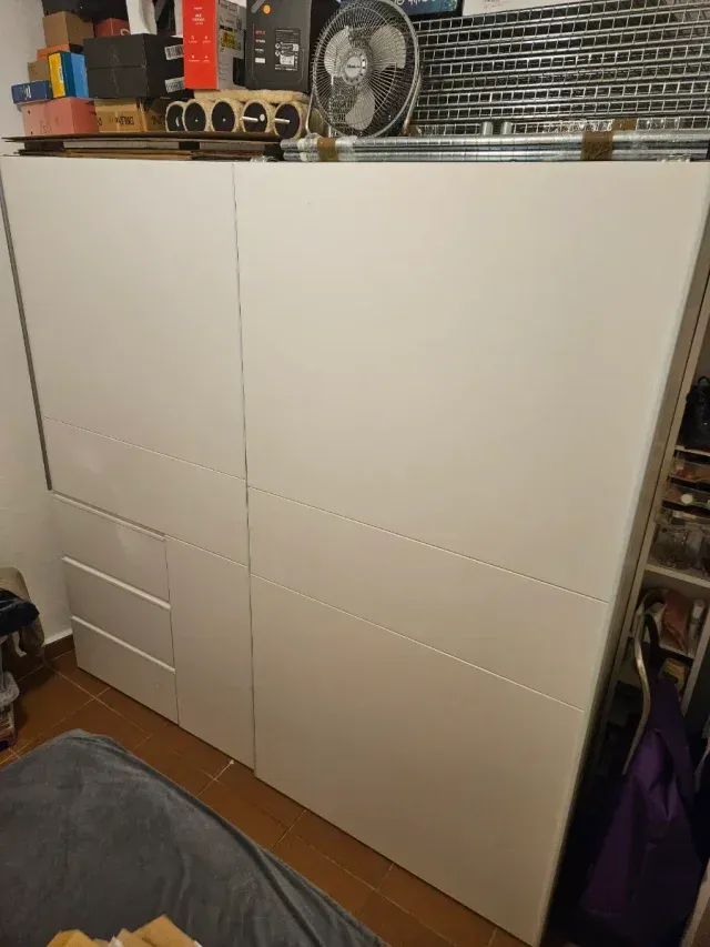 Armadio Conforama con porte scorrevoli e cassetti