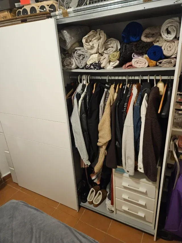 Armadio Conforama con porte scorrevoli e cassetti