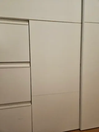 Armadio Conforama con porte scorrevoli e cassetti