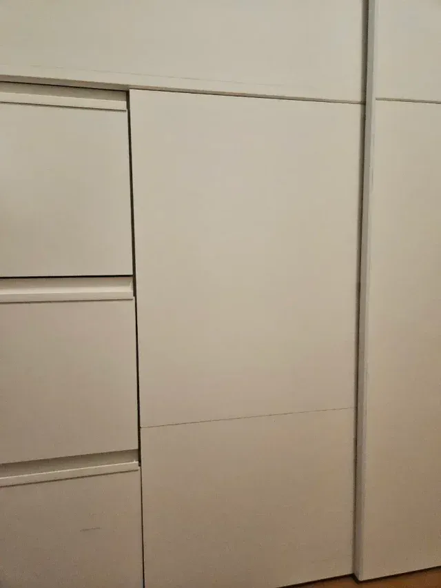 Armadio Conforama con porte scorrevoli e cassetti