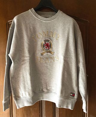 Felpa Tommy Jeans grigia con stemma ricamato