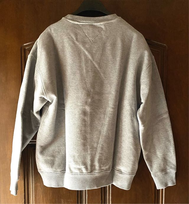 Felpa Tommy Jeans grigia con stemma ricamato