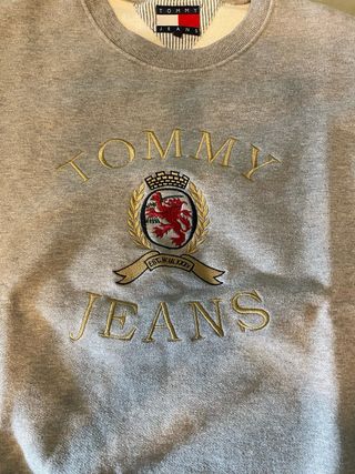 Felpa Tommy Jeans grigia con stemma ricamato