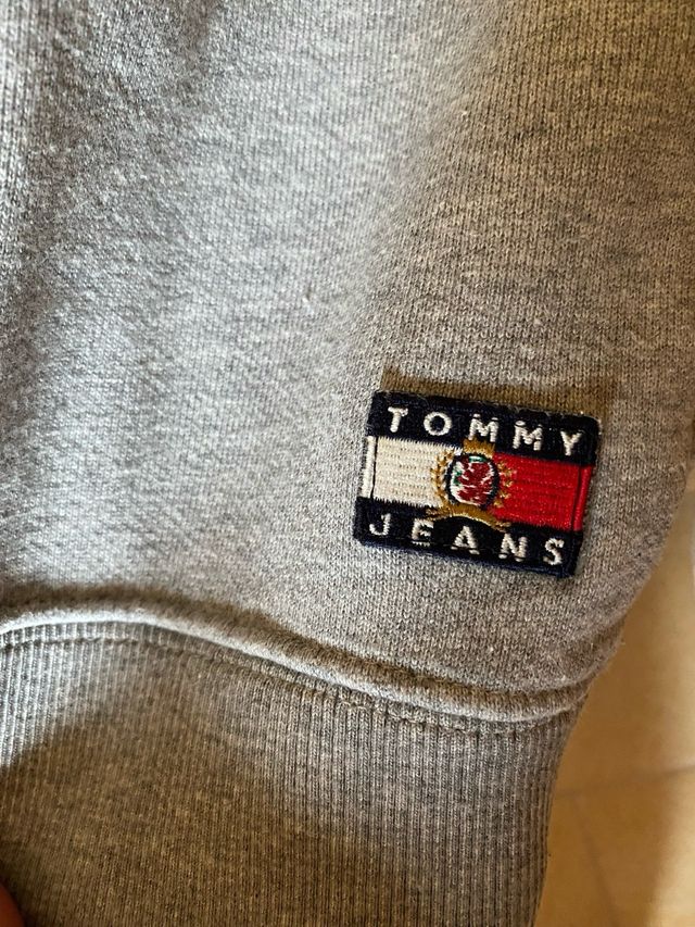 Felpa Tommy Jeans grigia con stemma ricamato