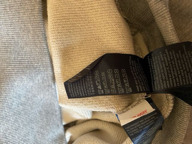 Felpa Tommy Jeans grigia con stemma ricamato