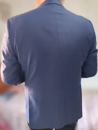 Chaqueta de traje azul.