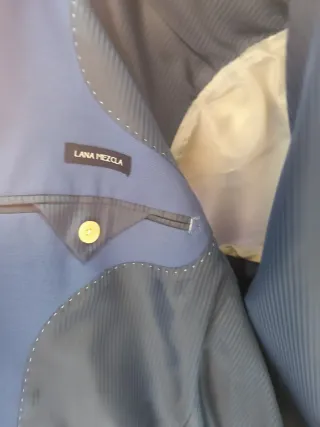 Chaqueta de traje azul.