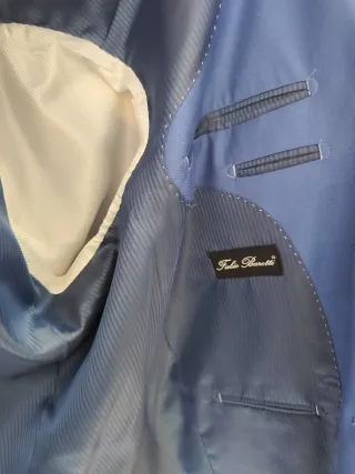 Chaqueta de traje azul.