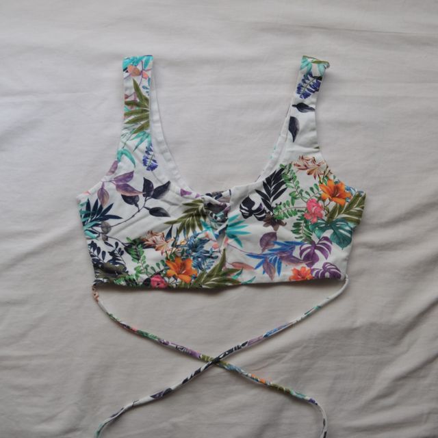 Top floral cruzado blanco