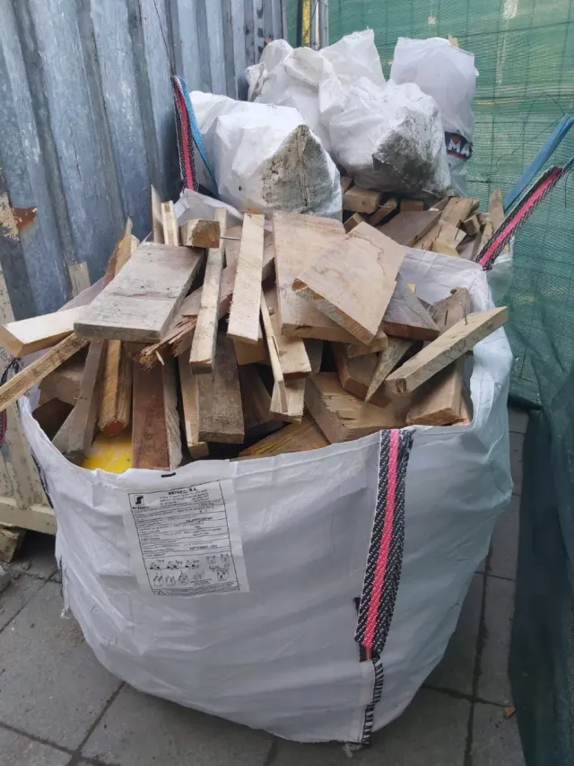 Leña para fuego en sacos