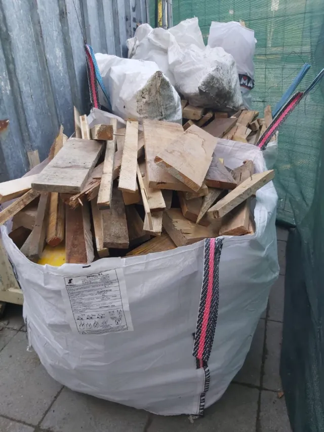 Leña para fuego en sacos