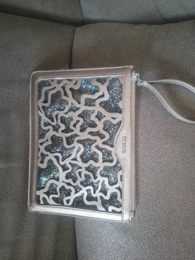 Cartera  tous de mano beige y plateada