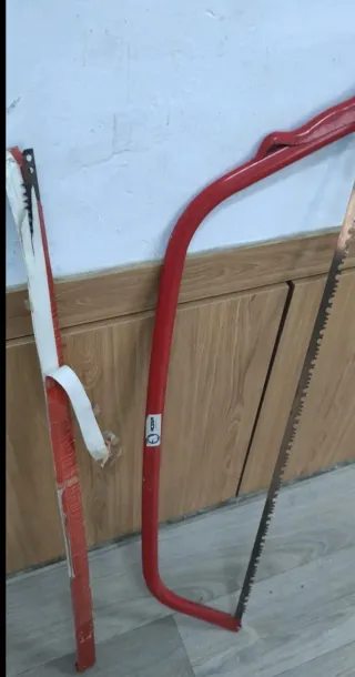 Sierra de arco grande roja