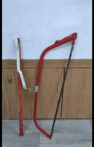 Sierra de arco grande roja