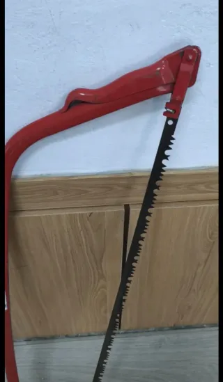 Sierra de arco grande roja