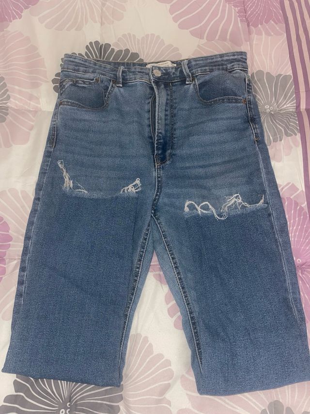 Jeans a vita alta con dettagli usurati