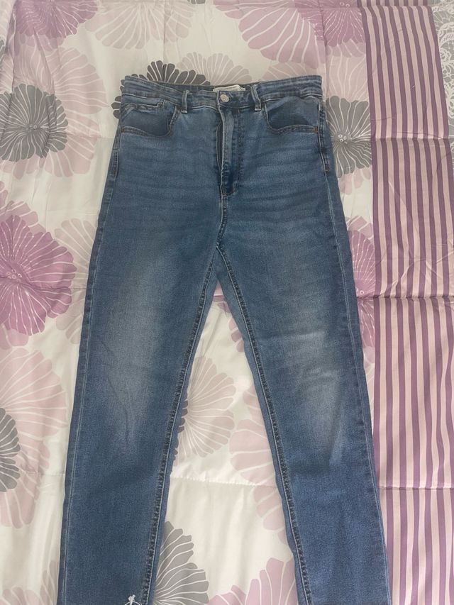 Jeans a vita alta con dettagli usurati