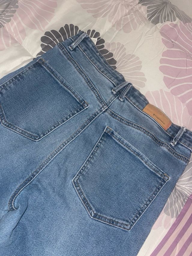 Jeans a vita alta con dettagli usurati