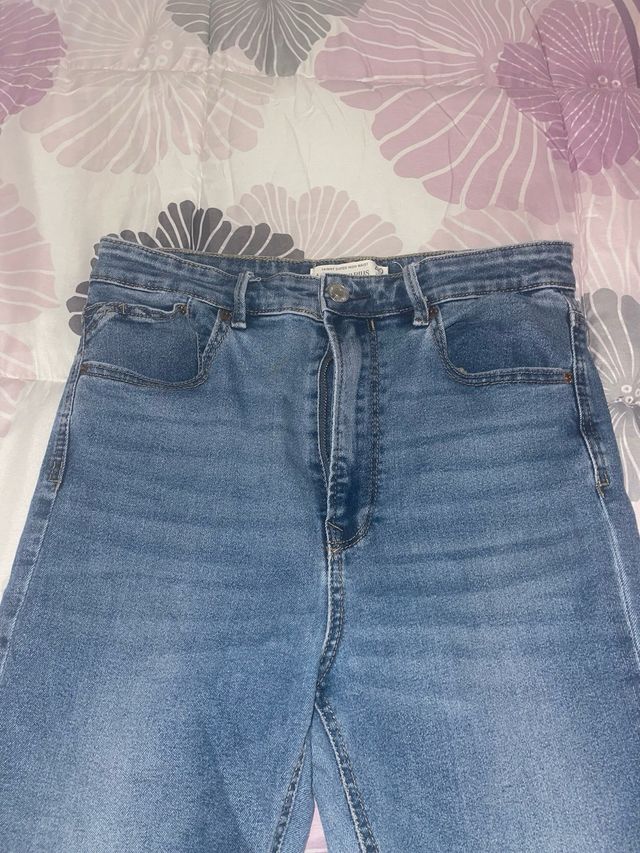 Jeans a vita alta con dettagli usurati