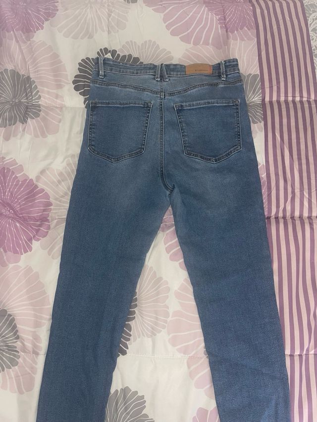 Jeans a vita alta con dettagli usurati