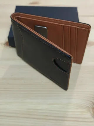 Cartera de piel negra y marrón