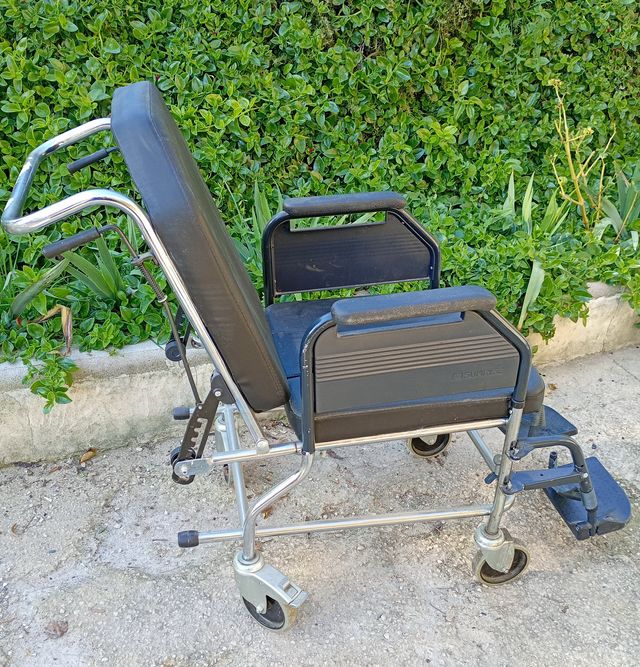 Silla de ruedas con respaldo reclinable
