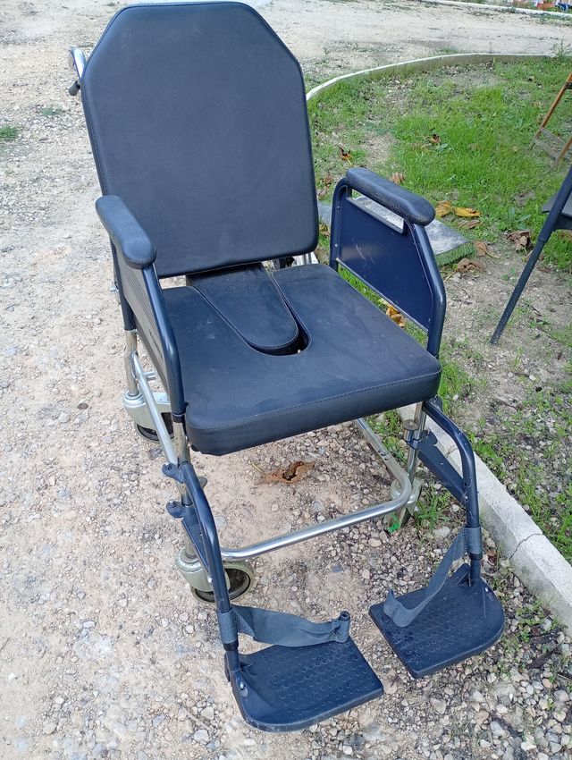 Silla de ruedas con respaldo reclinable