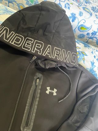 Chaqueta Under Armour Negra con Logo