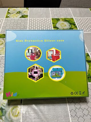 Tablet per bambini grigio con custodia rosa