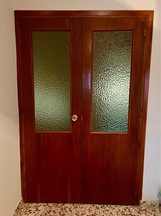 Puerta doble madera con cristales texturizados