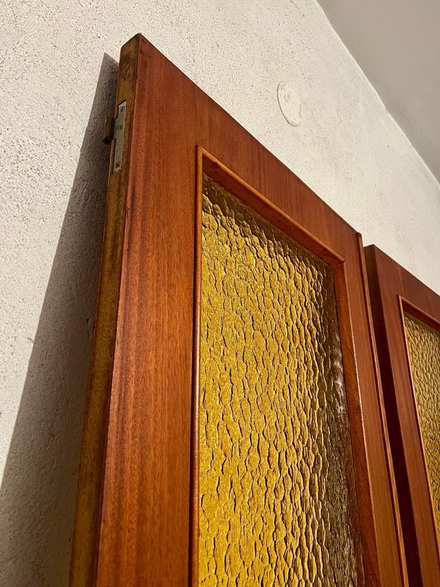 Puerta doble madera con cristales texturizados