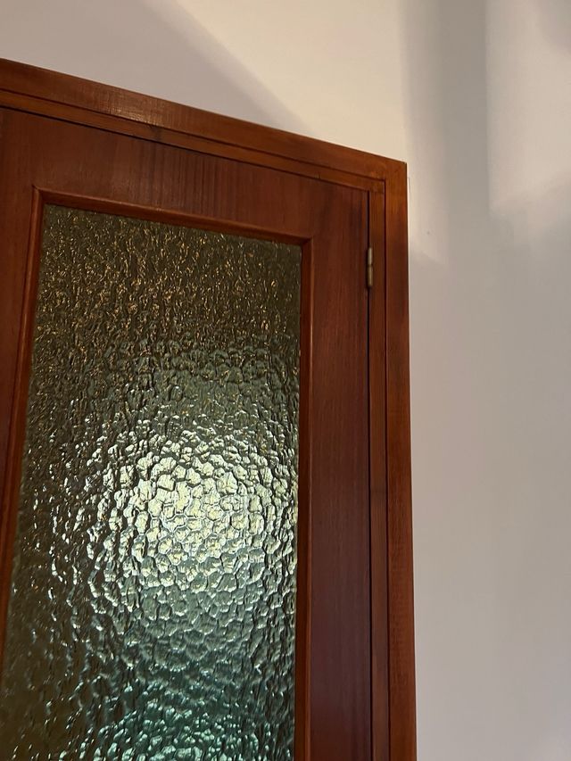 Puerta doble madera con cristales texturizados