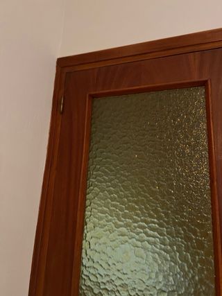 Puerta doble madera con cristales texturizados