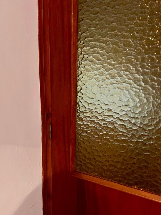 Puerta doble madera con cristales texturizados