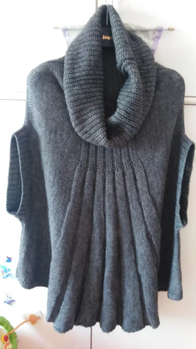 Maglia a mantella collo alto grigia