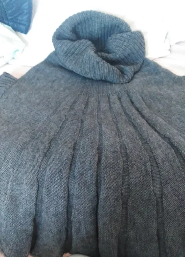 Maglia a mantella collo alto grigia