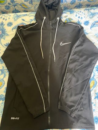 Chaqueta Nike Dri-Fit Negra con Rayas Blancas