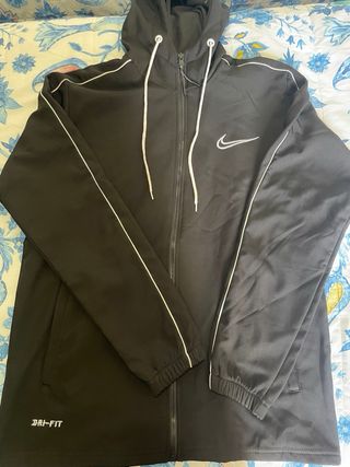 Chaqueta Nike Dri-Fit Negra con Rayas Blancas