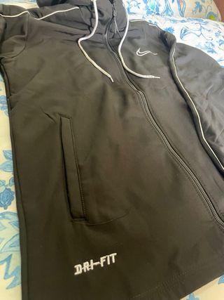 Chaqueta Nike Dri-Fit Negra con Rayas Blancas