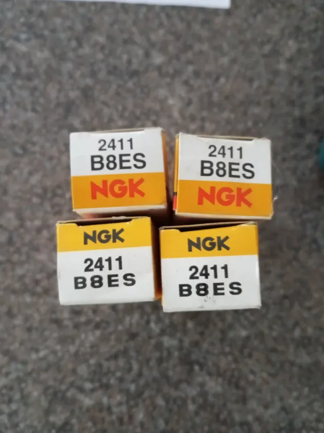 4 Candele NGK B8ES 2411