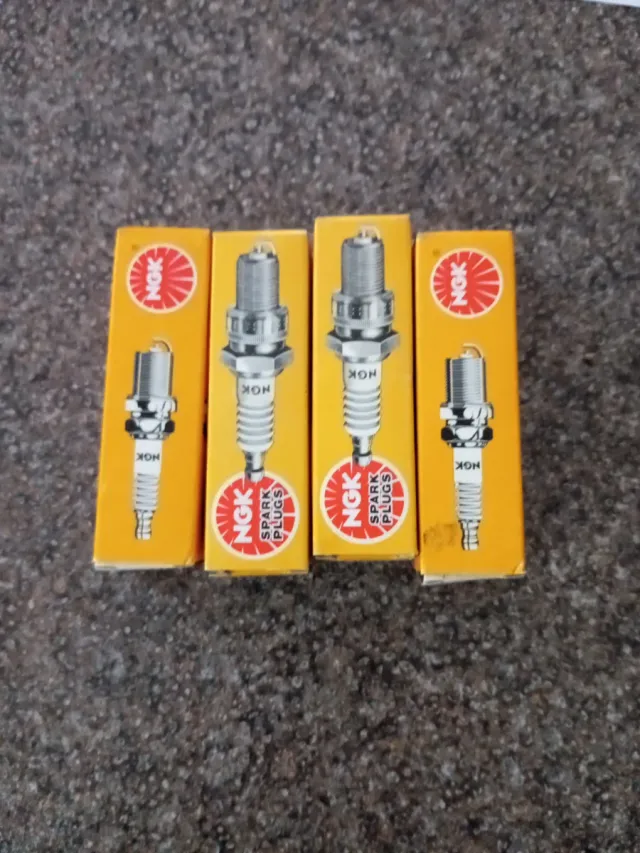 4 Candele NGK B8ES 2411