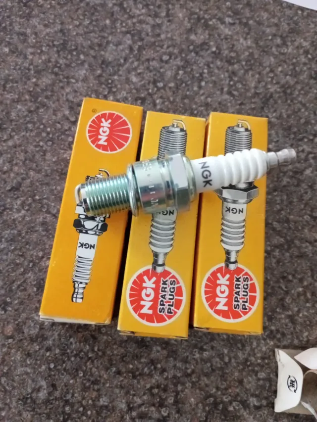 4 Candele NGK B8ES 2411