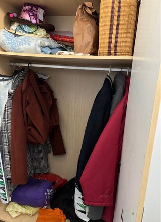 Armario práctico haya y puertas blancas