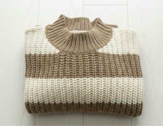 Jersey corto de rayas beige y blanco